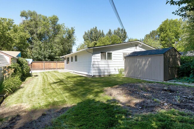 Building Photo - Newly Renovated Townhouse - Pet Friendly!!