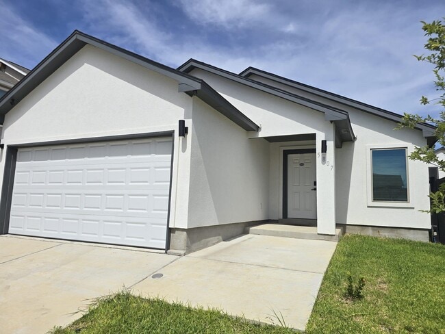Building Photo - 5807 Seminario Ln