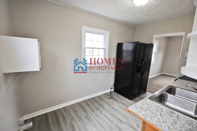 Building Photo - Two Bedroom House