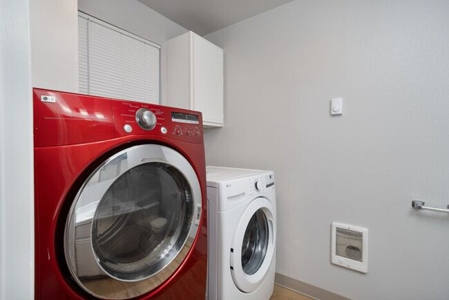 Building Photo - Large 2 bed 1.5bath townhouse