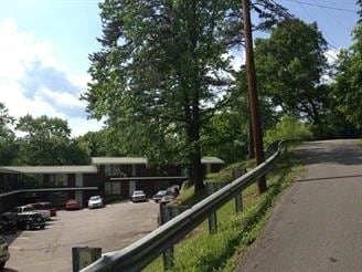 Building Photo - 203 Valley View Dr