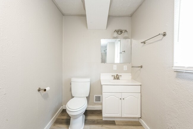 Building Photo - 743 Diamond Ave