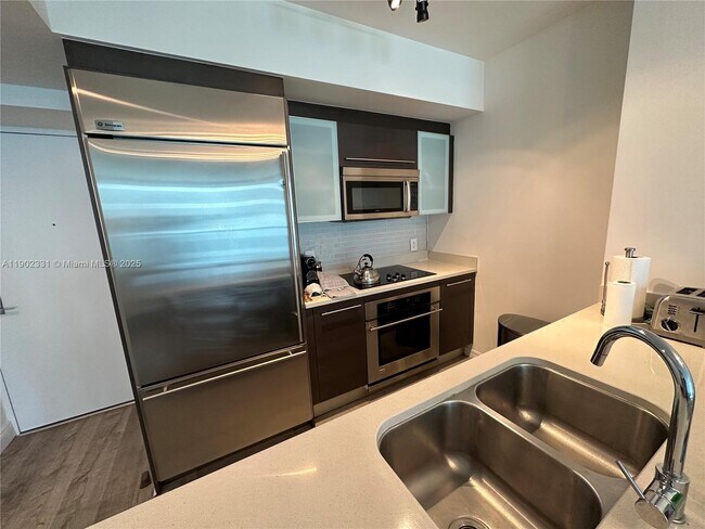 Building Photo - 500 Brickell Ave