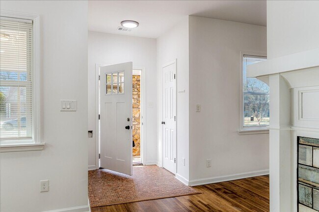 Building Photo - Live Stylishly. Live Comfortably. Live Memphis