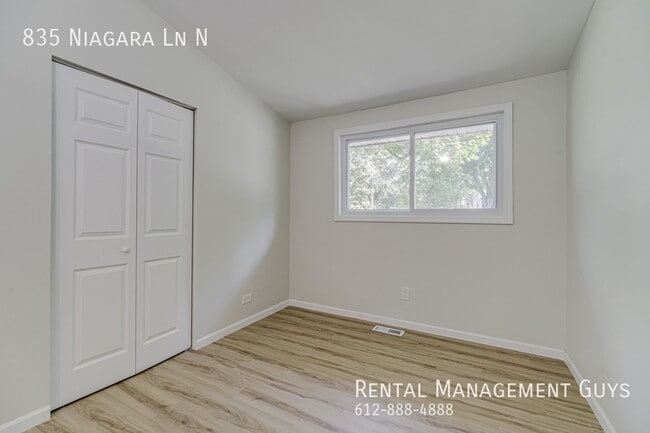 Building Photo - Stunning 4 Bedroom Home! Wayzata School District!