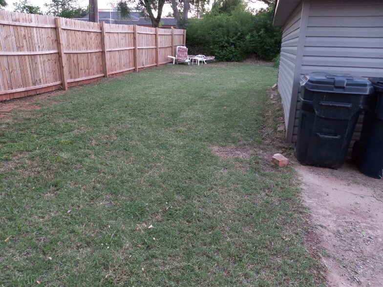 Building Photo - 1004 NE 28th St