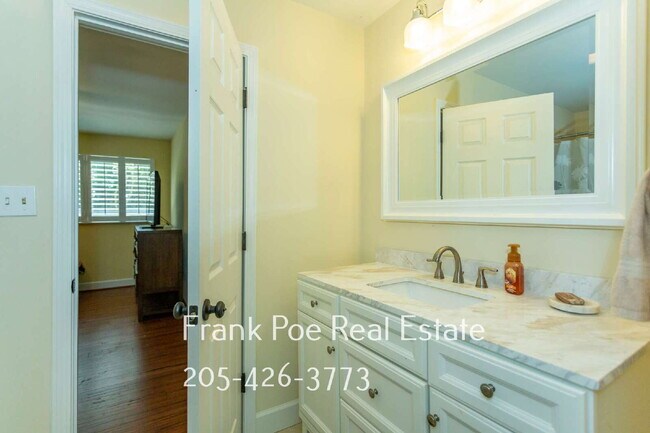 Building Photo - Charming 3-Bedroom Condominium in Birmingham!