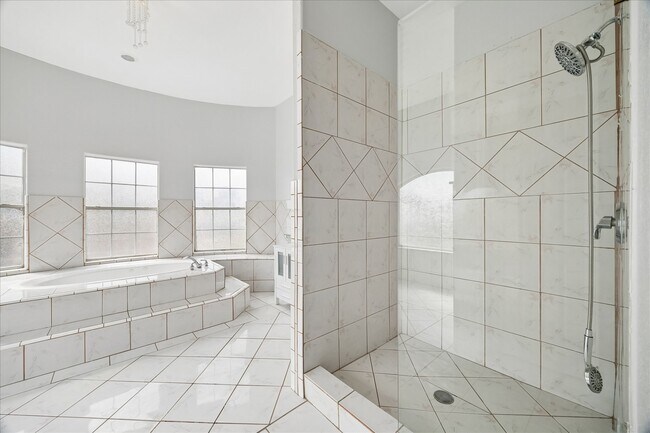 Building Photo - 5027 Creekmont Dr