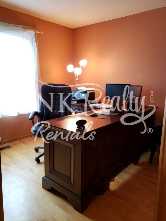 Building Photo - Gorgeous 5 Bedroom Home in D20!