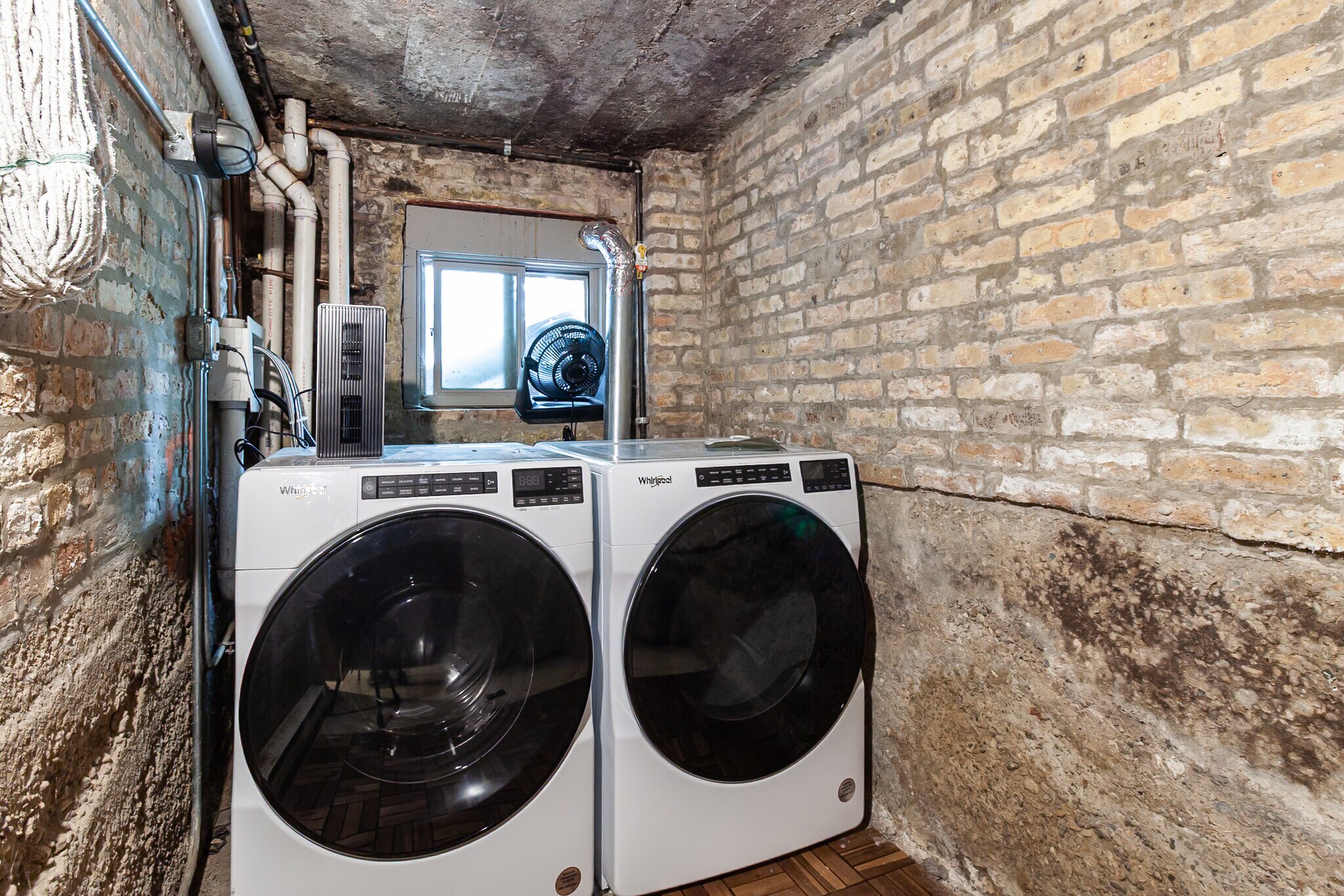 Building Photo - 1019 W Oakdale Ave