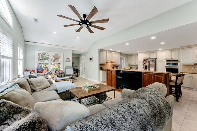Building Photo - A rare estate-style rental in Thoroughgood
