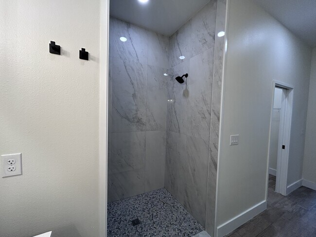 Building Photo - 3915 Rodeo Dr N