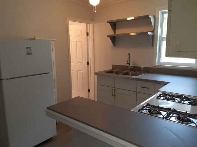 Building Photo - Just leased-Annual unfurnished 2/1 SFH wit...