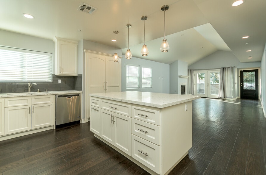 Building Photo - 736 N Wilton Pl