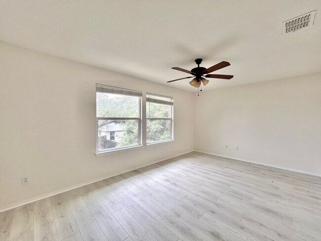 Building Photo - Beautiful 3/BR 2.5/BA Home with Modern Fin...
