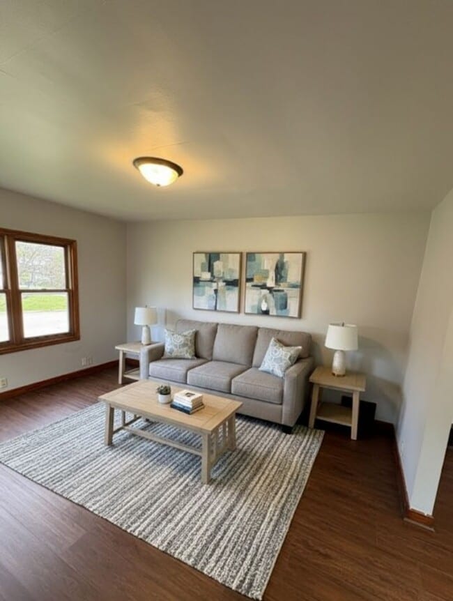 Building Photo - 3 Bed, 1 Bath - House for rent! NO APPLICA...