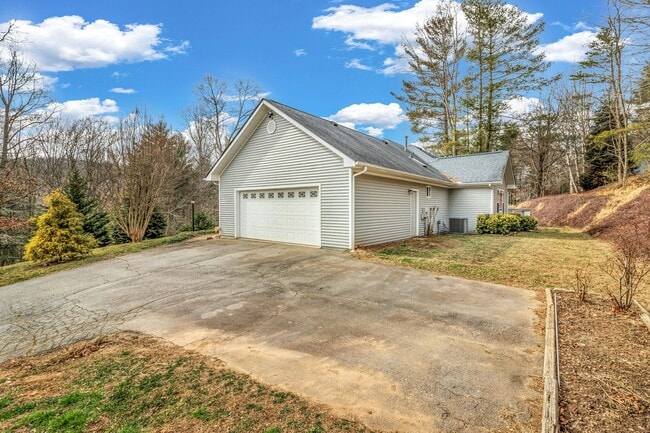 Building Photo - 12 Bethel Dr