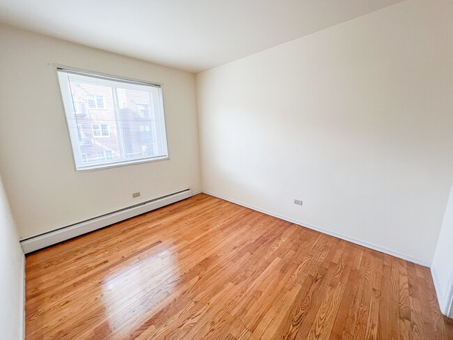 Building Photo - 6110 N Kenmore Ave