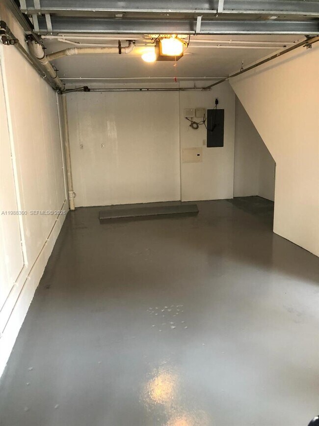 Building Photo - 2921 NE 185th St