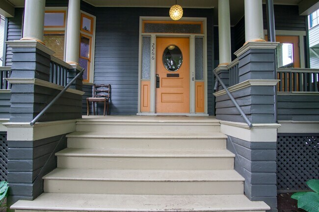 Building Photo - Top Floor Corner Flat in GORGEOUS 1886 Nob...