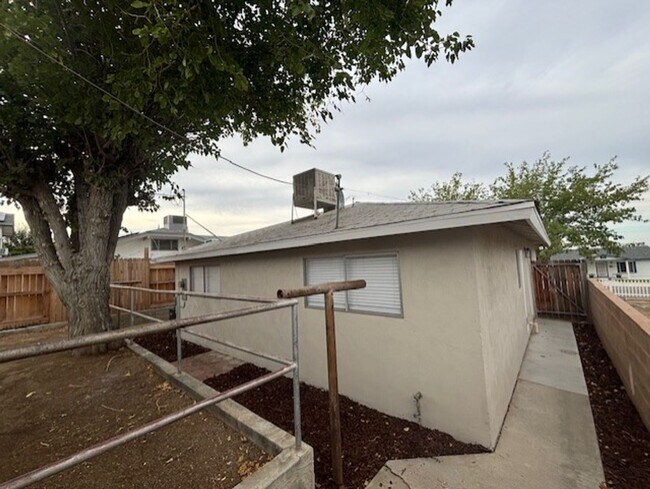 Building Photo - Clean 3 Bedroom / 1.5 Bathoroom House in T...