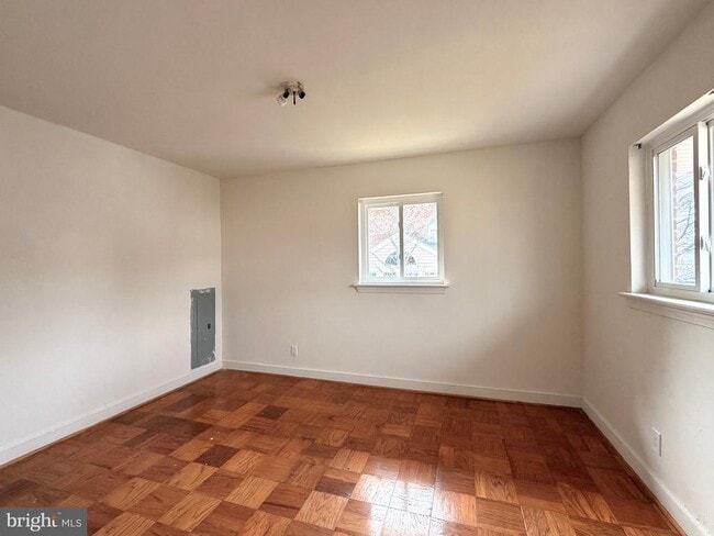 Building Photo - 2121 Patrick Henry Dr