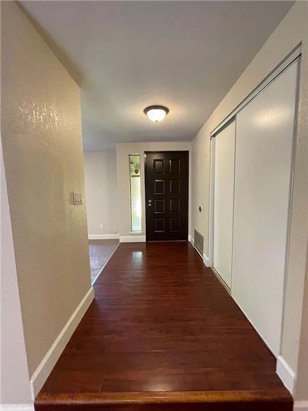 Building Photo - 700 Los Lunas Way