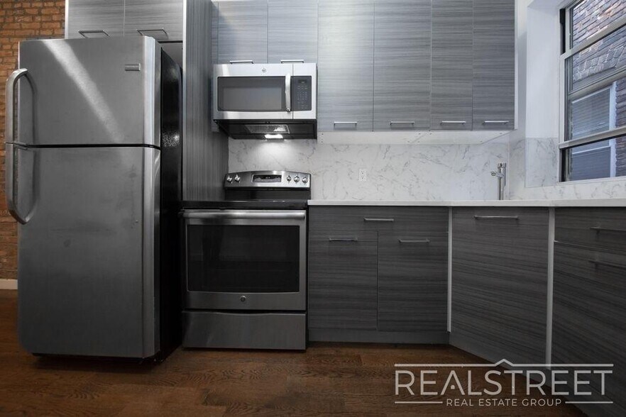 Building Photo - Modern 4 Bed 2 Bath Duplex with Yard in Stuyvesant Heights