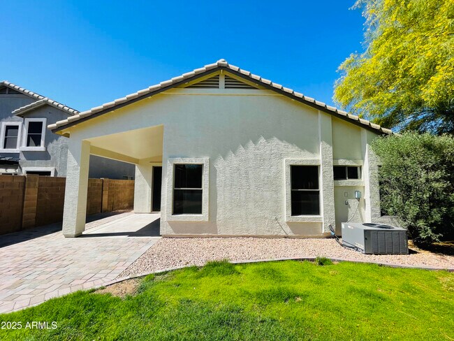 Building Photo - 841 E Lovegrass Dr