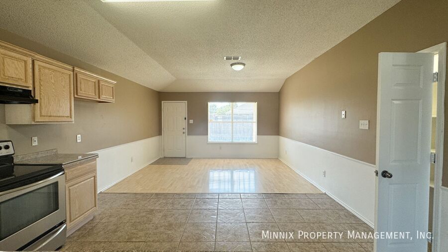 Building Photo - 525 N Iola Ave