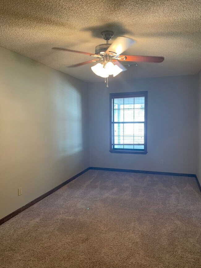 Building Photo - !!$500 off First months Rent!! Private 1-A...