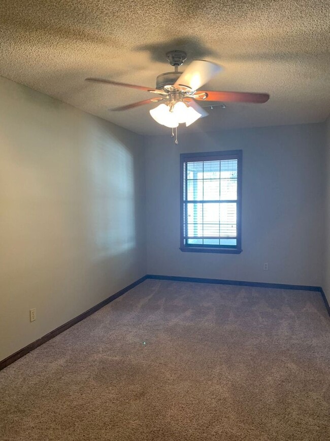 Building Photo - Private 1-Acre Retreat with Pool, Screened...