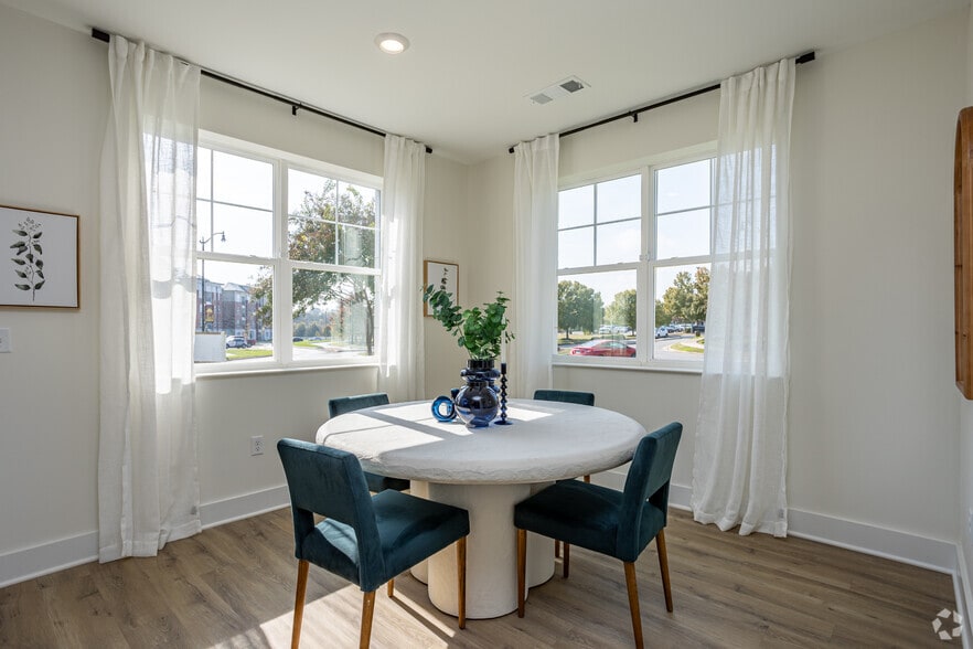 2BR, 2BA Crew - 1,185SF - Dining Room - Anchor 934