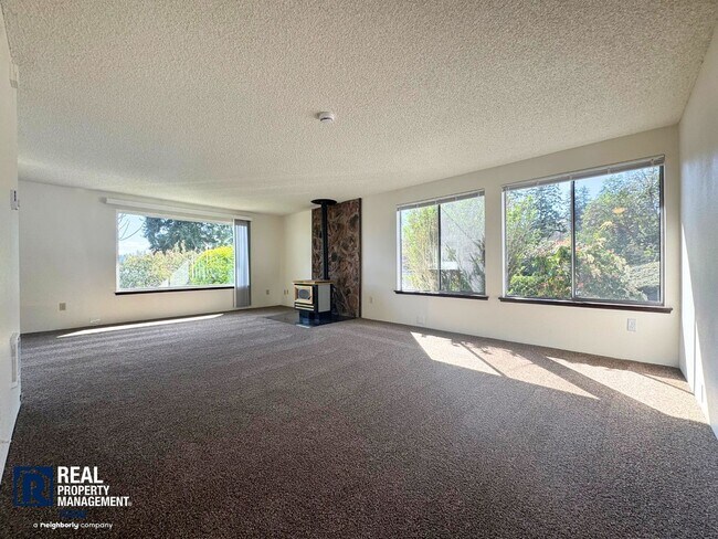 Building Photo - Charming 2 Bedroom! Stunning Views!