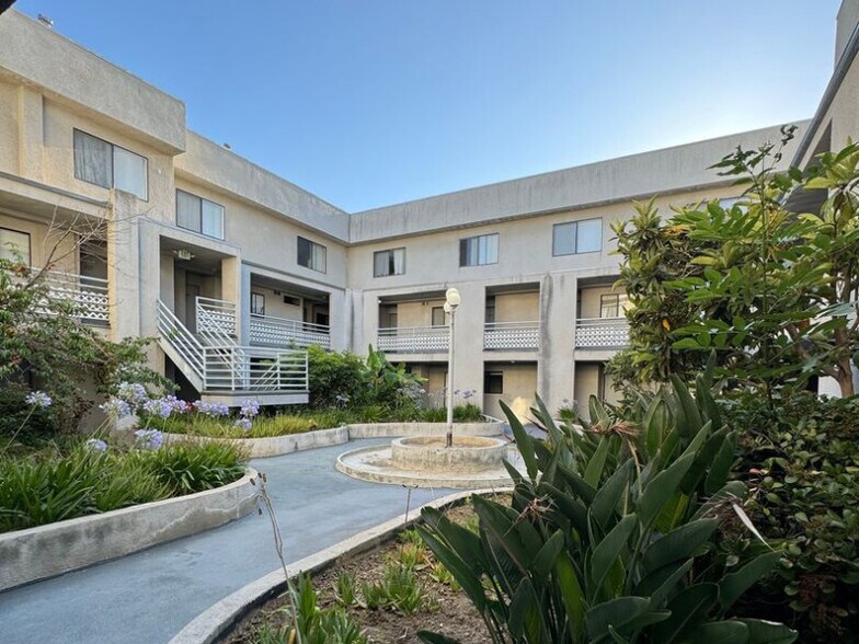  - 550 West Stocker Street Apartments