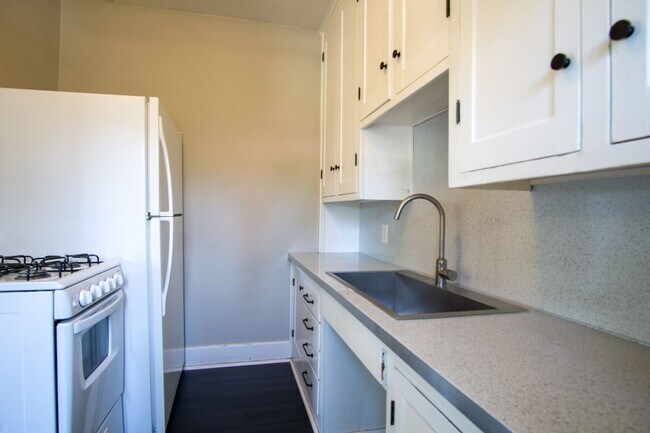 Building Photo - ONE MONTH FREE: St. Johns Cool-Contemporary Studio Ready Now!