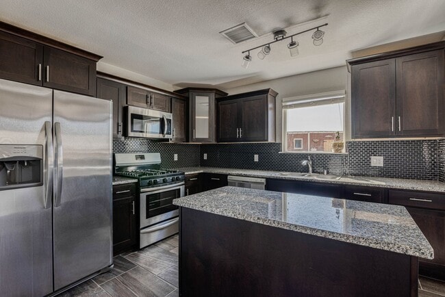 Building Photo - Beautiful East side House with 3 beds-2.5 ...