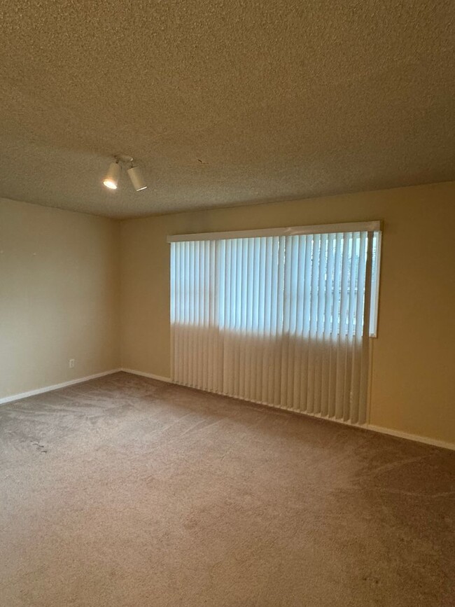 Building Photo - Spacious Updated 2 Bedroom in Renton with ...