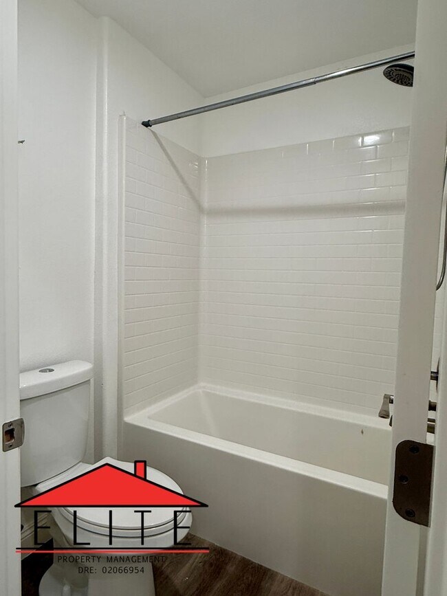 Building Photo - AVAILABLE NOW!!