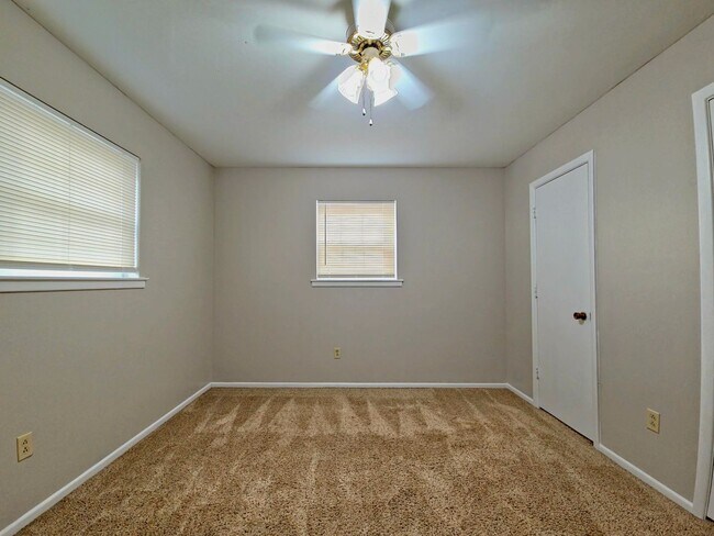 Building Photo - 4 Bedroom Home Near LCU with HUGE Bonus Room