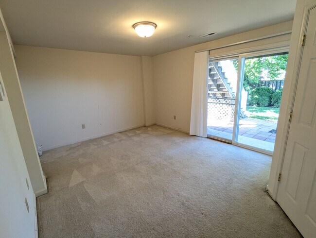 Building Photo - 3 Level End Unit townhouse available mid O...