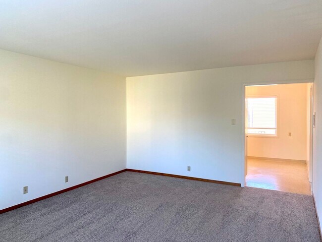 Building Photo - Immaculate 1BR/1BA! Downtown San Anselmo! Parking! Laundry! PROGRESSIVE