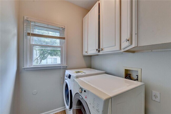 Building Photo - 2835 Crestmont Ct