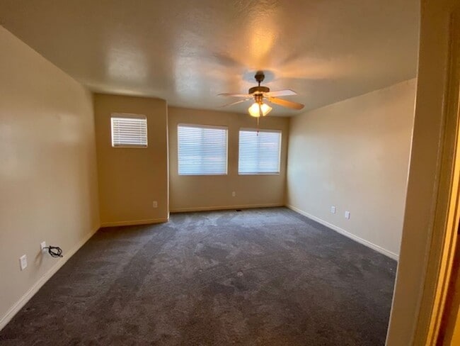 Building Photo - LARGE TOWNHOME AVAILABLE FOR RENT!