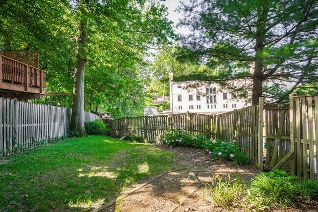 Building Photo - Updated 4 BD, 3.5 BA Stately Colonial on Kalmia RD in NW DC!!