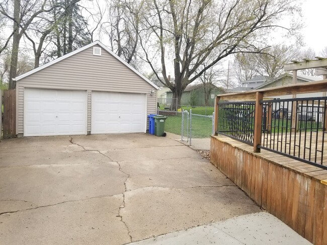 Building Photo - BEAUTIFUL UPDATED 3 BEDROOM 2 BATH HOUSE!