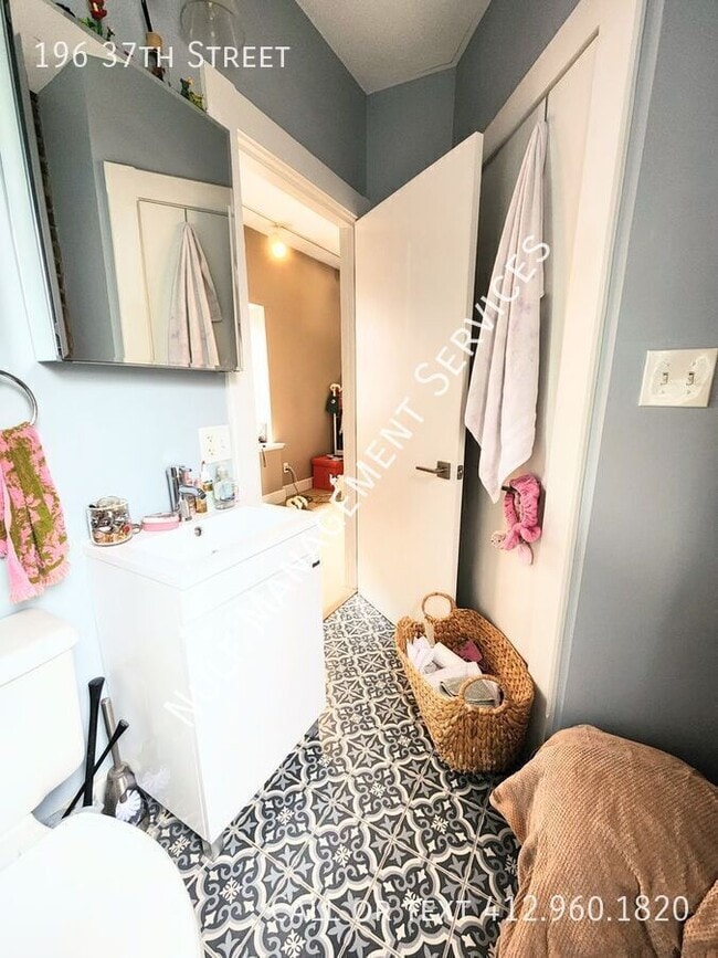 Building Photo - 196 37th St