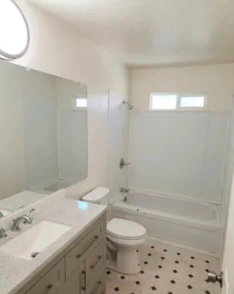 Building Photo - 501 N California Ct