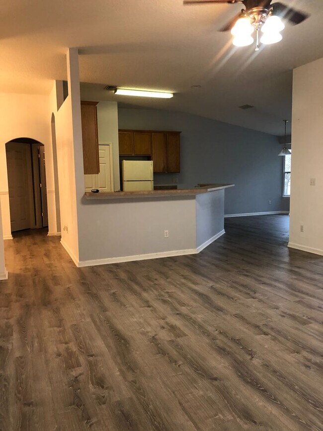 Building Photo - Cute Spacious Westside Home