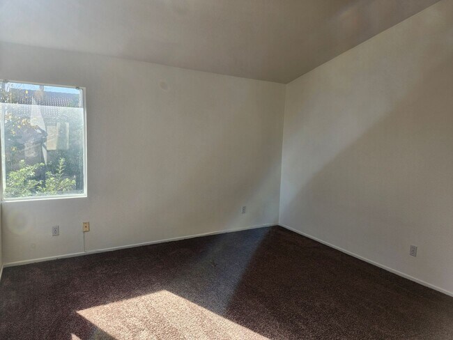 Building Photo - Spacious 4-Bedroom Home in a Prime Location